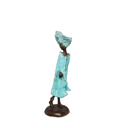 staande-vrouw-turquoise-mantel