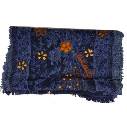 sjaal-wol-geborduurd-blauw-detail
