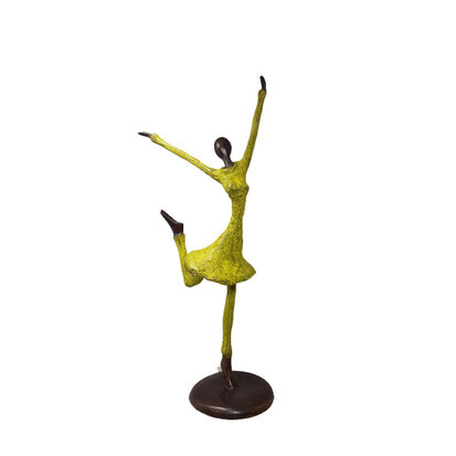 dansende-vrouw-geelgroene-jurk