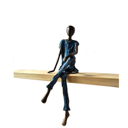 zittende-man-in-blauw-zijkant