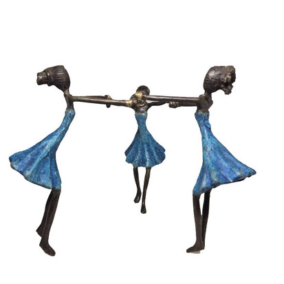 dansende-vrouwen-blauwe-jurken