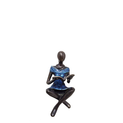 lezende-vrouw-blauwe-jurk