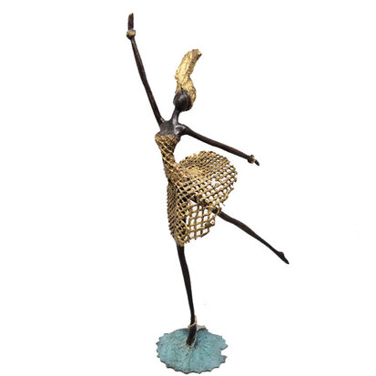 dansende vrouw in gouden jurk