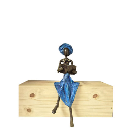 vrouw in blauwe jurk