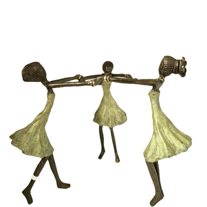 dansende vrouwen in groen jurken