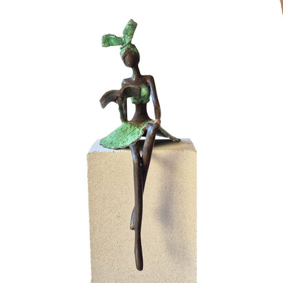 lezende vrouw in donkergroene jurk