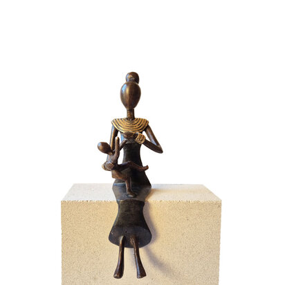 vrouw in zwarte jurk met kind