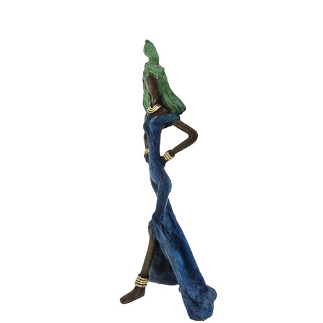 bronzen vrouw in blauwe jurk zijkant