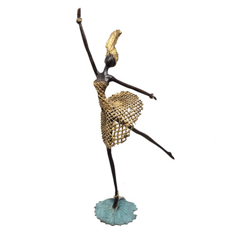 dansende vrouw in gouden jurk