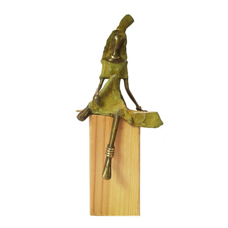 Zittende vrouw groene hoofddoek
