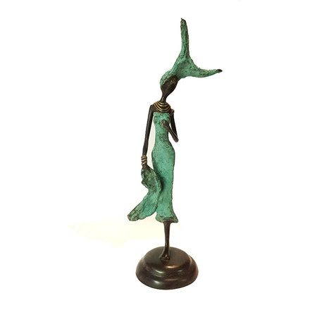 Vrouw in groene jurk met sjaal (5)