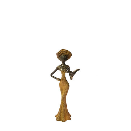 Staande vrouw bruine jurk boek