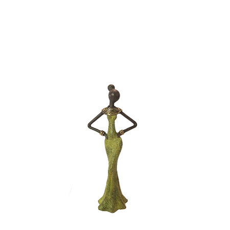 Staande vrouw groene jurk