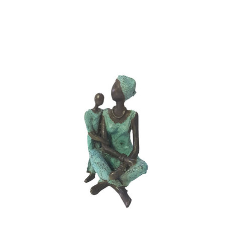 Zittende moeder met kind in blauw