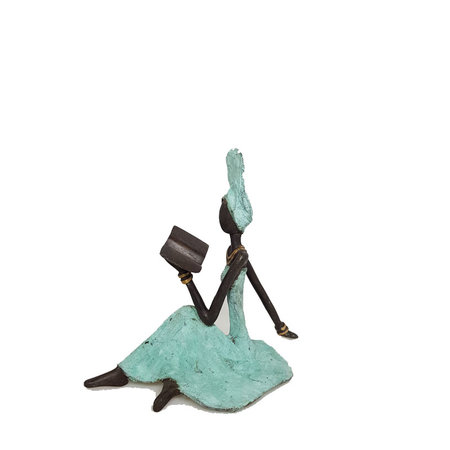 Vrouw in groen met boek (2)