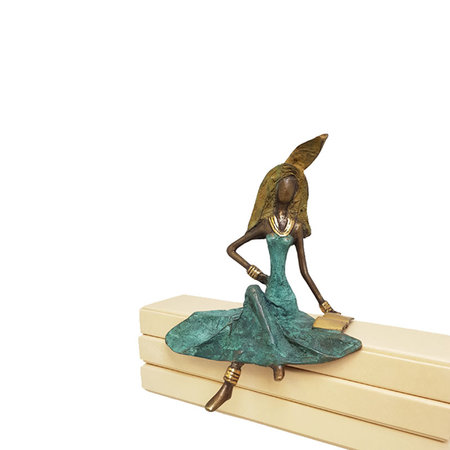 Vrouw in groene jurk met boek (3)