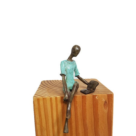 Zittende man met boek turquoise (2)