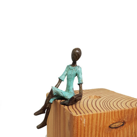 Zittende man met boek turquoise (2)