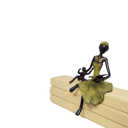 Vrouw met gouden boek groen 6