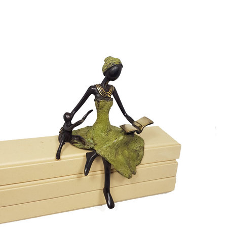Vrouw met gouden boek groen 6
