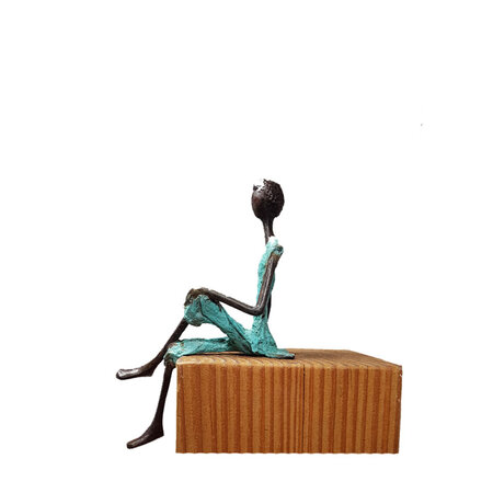 Zittende man turquoise