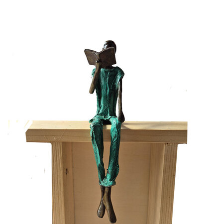 Zittende man in groen