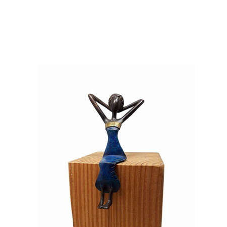 Zittende vrouw in blauw