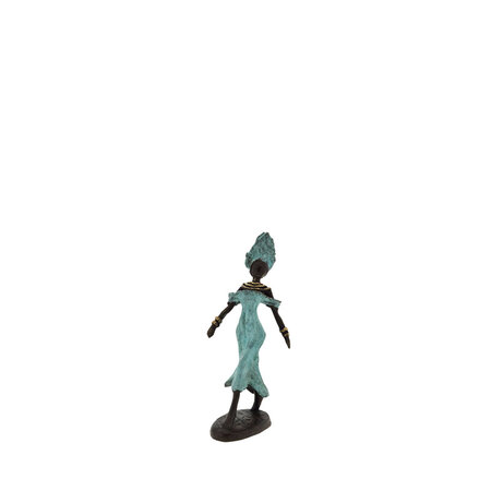 Kleine vrouw in turquoise