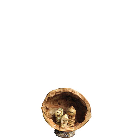 Kerstgroep in walnoot staand