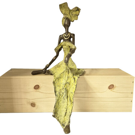 Zittende vrouw in groene jurk