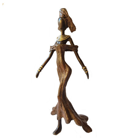 Vrouw in bruine jurk