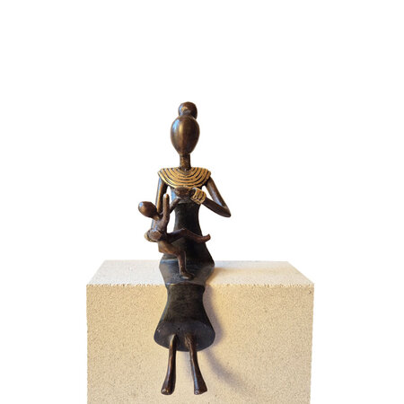 Vrouw in zwarte jurk