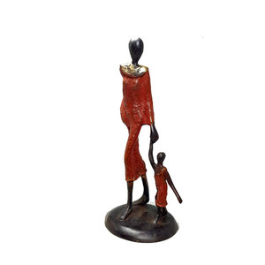 beeld-brons-moeder-met-kind-in-rode-jurk