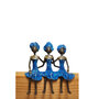 Drie vrouwen in blauw