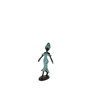 Kleine vrouw in turquoise